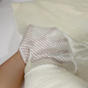 Mini Gingham Burn-Out Silk - Czysty biały jedwab morwowy z tłoczeniem kratkowym, 6,5 Momme Delikatny żakard na podszewkę ślubną i dekorację Japandi