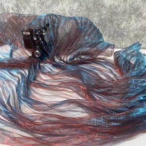 Tessuto Plissettato Organza Iridescente Fiamma Blu Vivace per Costumi DIY, Performance sul Palco, Decorazioni di Nozze e Progetti Artistici