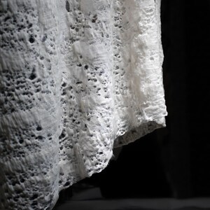 Laine givrée Dentelle Nordique Capes du solstice Photographie post-apocalyptique Indépendant Folk Designers Textures de Noël minimalistes Renouveau du voile de deuil