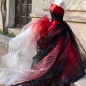 Tessuto Ricurvo di Lusso per disegno abiti gala, costumi teatrali, moda sposa. Ombre Rossa - Nera per designer & artigiani DIY.