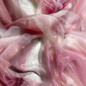 Organza Ombré Rosa per abiti eterei, costumi e couture. Tessuto nuziale lussoso, ideale per foto e creazioni 2025