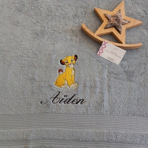 Serviette de bain brodé prénom et deco thème lion simba image 1