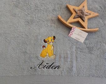 Serviette de bain brodé prénom et deco thème lion simba