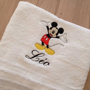 serviette de bain brodé au prénom et décoration theme Mickey Blanc