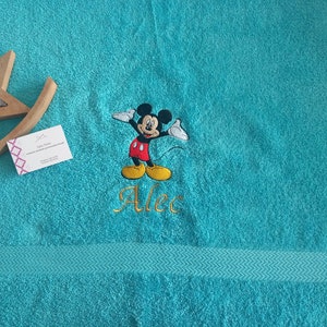 serviette de bain brodé au prénom et décoration theme Mickey Bleu océan