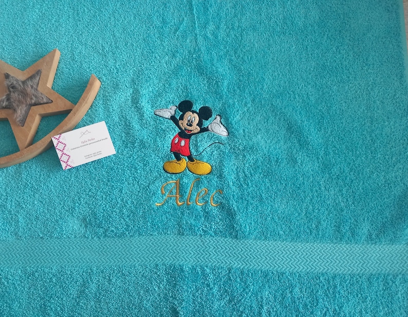 serviette de bain brodé au prénom et décoration theme Mickey Bleu océan