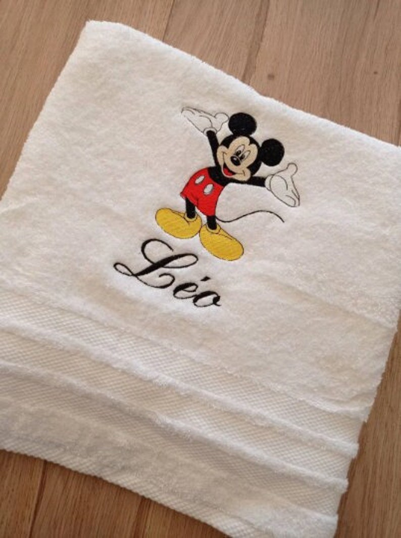 serviette de bain brodé au prénom et décoration theme Mickey Blanc