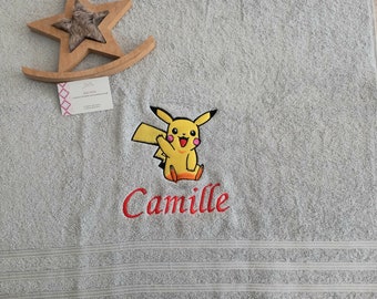 serviette de bain brodé au prénom et décoration theme pikachu