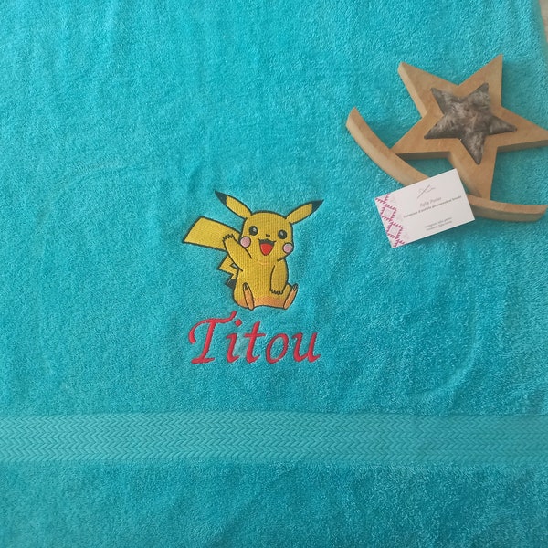 serviette de bain brodé au prénom et décoration theme pikachu