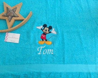 Badetuch bestickt mit dem Vornamen und Mickey-Thema-Dekoration