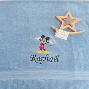 serviette de bain brodé au prénom et décoration theme Mickey Bleu bébé