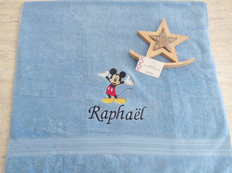 serviette de bain brodé au prénom et décoration theme Mickey Bleu bébé