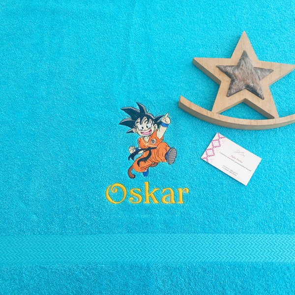 Serviette de bain brodé prénom et décoration dragon ball z, son goku