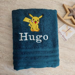 Gepersonaliseerde handdoek met geborduurde Pikachu – Badhanddoek met naam – Origineel kraamcadeau/verjaardagscadeau