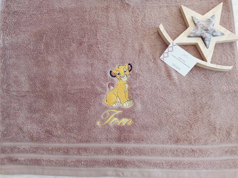 Serviette de bain brodé prénom et deco thème lion simba image 3