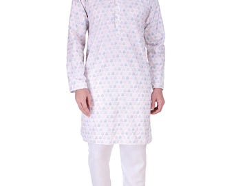 Puede incluir: Un conjunto de kurta pijama blanco con un sutil estampado de árboles en rosa y verde. La kurta de manga larga tiene cuello mandarín y cierre de botones. El conjunto se completa con pantalones blancos y sandalias marrones.
