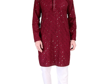 Puede incluir: Un kurta burdeos con intrincados bordados, combinado con pantalones blancos. La parte superior de manga larga presenta un cuello mandarín y un patrón sutil. El atuendo se completa con sandalias marrones.