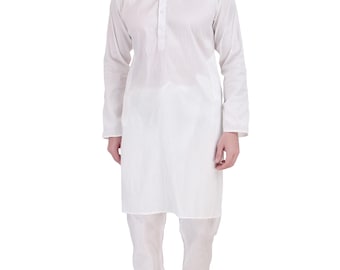 Puede incluir: Un conjunto de kurta pijama blanco. La kurta de manga larga tiene cuello mandarín y cierre de botones. Los pantalones son holgados. El atuendo se usa con zapatos de cuero marrón. La ropa está hecha de tela ligera.