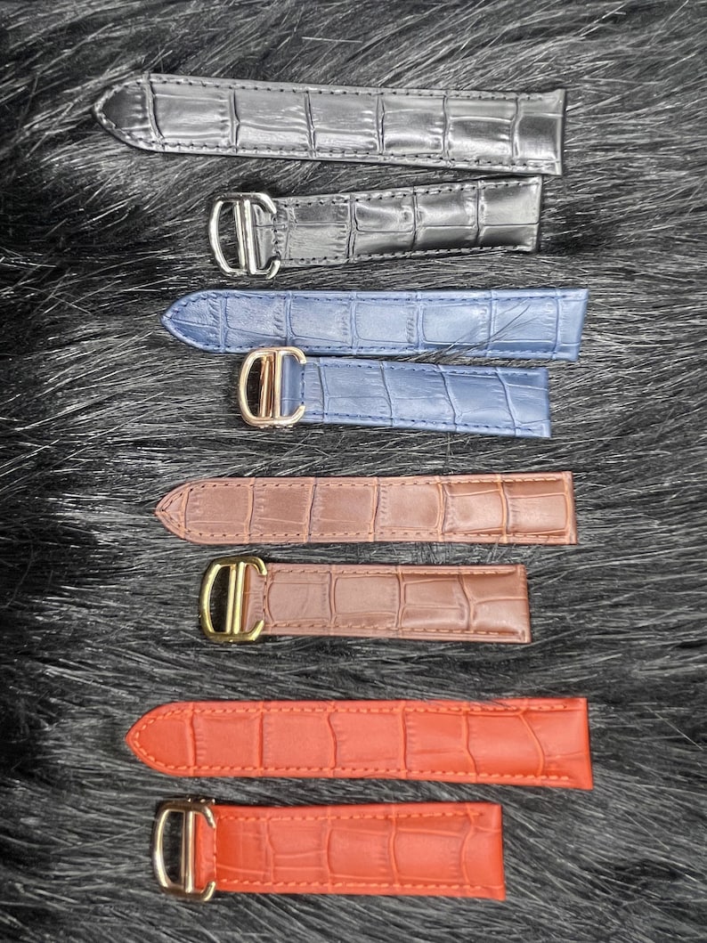 Puede incluir: Seis correas de reloj de cuero de diferentes colores con hebillas doradas. Las correas son todas del mismo tama&ntilde;o y tienen un patr&oacute;n de cocodrilo.