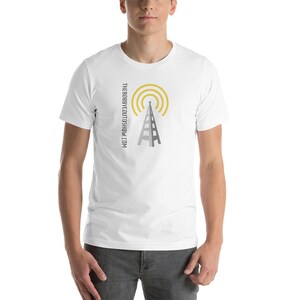 Puede incluir: Camiseta blanca con un gráfico de torre de radio gris y el texto "THEBOBBYOUTSHOW.COM" en negro.