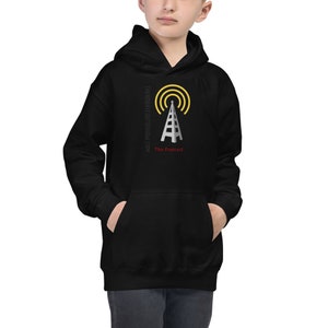Puede incluir: Sudadera con capucha negra para niños con un gráfico de torre de antena blanca y gris y el texto "The Robbery Show.com The Podcast" en negro y rojo.