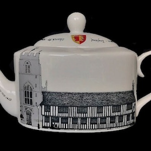 Peut inclure: Théière en céramique blanche avec une image en noir et blanc d'un bâtiment sur le côté. La théière a une poignée et un bec verseur. Le texte "Small Hall, Middleton Cheney, 1492" est imprimé sur le côté de la théière.