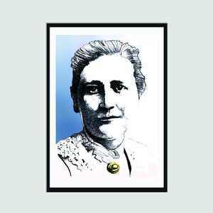 Puede incluir: Retrato en blanco y negro de una mujer enmarcado. La ilustración muestra el rostro de una mujer con un fondo degradado azul. Lleva una blusa blanca con cuello decorativo y una broche dorada. La obra de arte está en un marco negro.