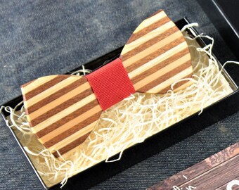 Papillon in legno multicolor wood-bowtie-tessuto rosso, pezzo unico di artigianato. regalo,abbigliamento, capodanno, personalizzato laser