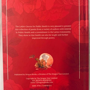 Peut inclure: La couverture arri&egrave;re d'un livre rouge avec un motif floral. Le livre est intitul&eacute; "The Latino Caucus for Public Health" et pr&eacute;sente une petite illustration d'un dragon &eacute;closant d'un &oelig;uf. Le livre est publi&eacute; par Dragon Books, une division de The Dragon Year Limited. L'ISBN est 978-1-7338048-0-6.
