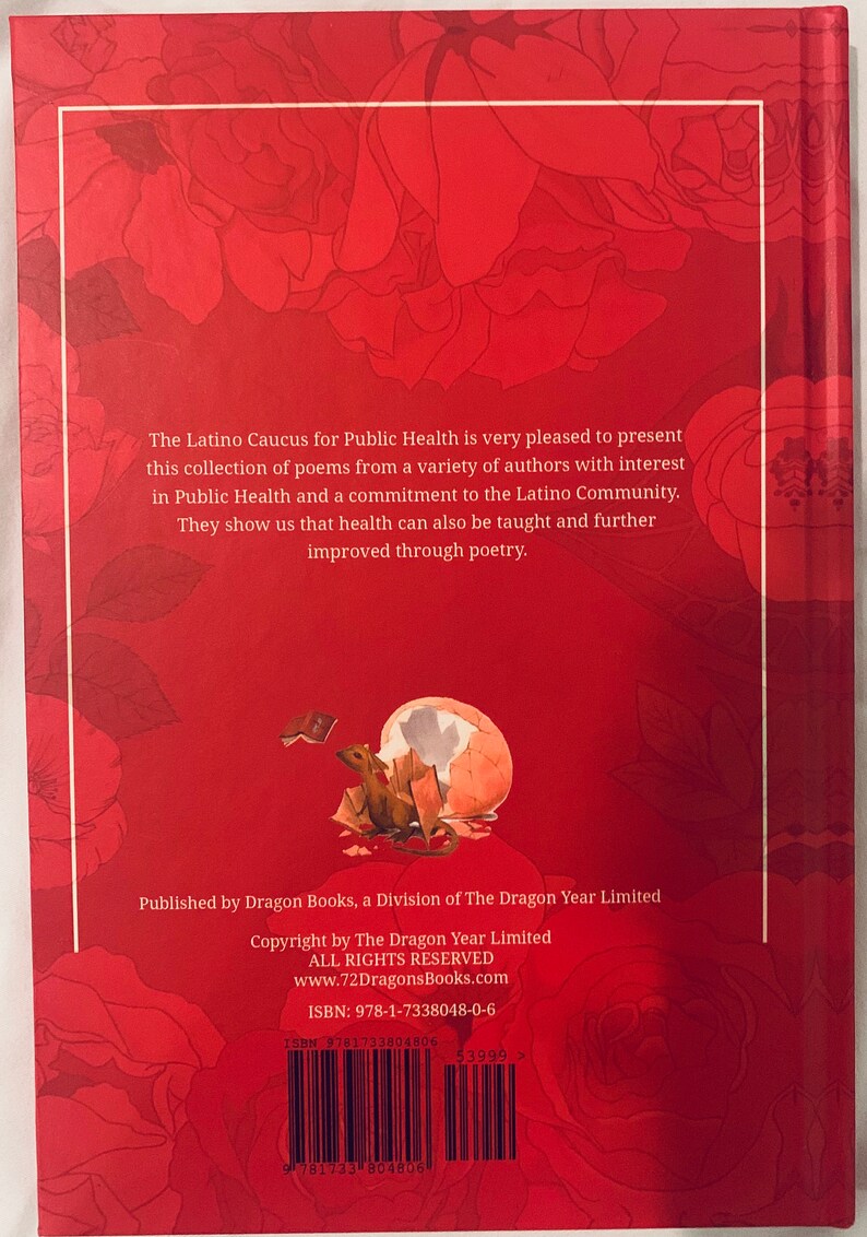 Peut inclure: La couverture arri&egrave;re d'un livre rouge avec un motif floral. Le livre est intitul&eacute; "The Latino Caucus for Public Health" et pr&eacute;sente une petite illustration d'un dragon &eacute;closant d'un &oelig;uf. Le livre est publi&eacute; par Dragon Books, une division de The Dragon Year Limited. L'ISBN est 978-1-7338048-0-6.
