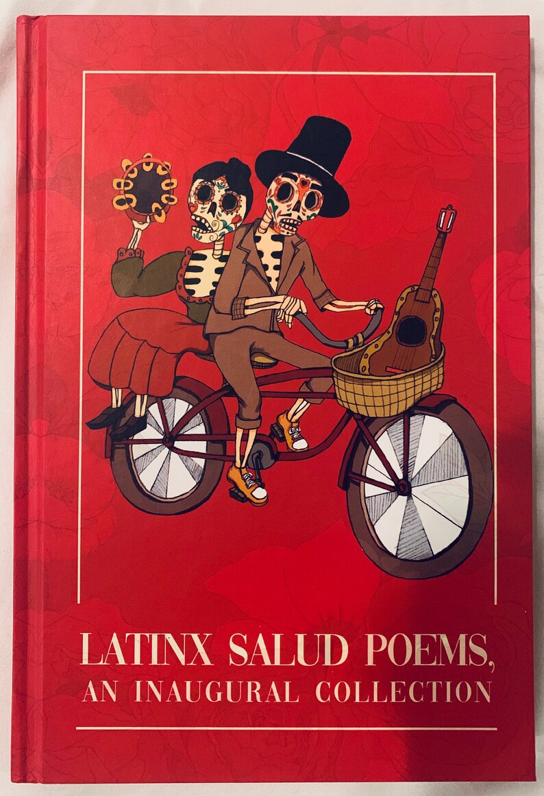Peut inclure: Une couverture de livre rouge avec une illustration color&eacute;e de deux squelettes &agrave; v&eacute;lo. Les squelettes portent des chapeaux et l'un d'eux tient un tambourin. Le titre du livre est "Latinx Salud Poems, An Inaugural Collection".