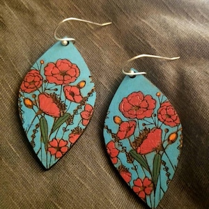 Pendientes colgantes vibrantes con diseño de flor de amapola, pintados a mano y de madera ligera.
