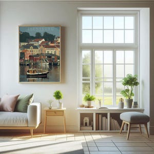 Puede incluir: Un póster de estilo vintage con una ilustración colorida de una escena de puerto en Flensburg, Alemania. El póster representa un velero en primer plano, con edificios y barcos en el fondo.