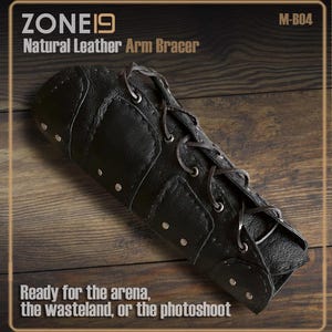 Könnte beinhalten: Schwarzer Armschutz aus Naturleder mit silbernen Nieten und Schnürverschluss. Der Text "ZONE19 Natural Leather Arm Bracer" steht oben. Der Text "Ready for the arena, the wasteland, or the photoshoot" steht unten.