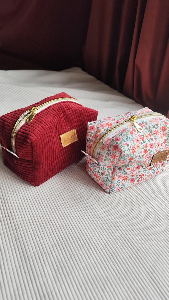 Trousse à maquillage personnalisable. Trousse matelassée originale, trousse de toilette prénom. Idée cadeau ado/femme unique