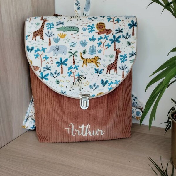 Sac à dos garçon en velours côtelé, personnalisé avec le prénom. Sac à dos maternelle. Sac à dos crèche personnalisable. Age: 0 à 5 ans.