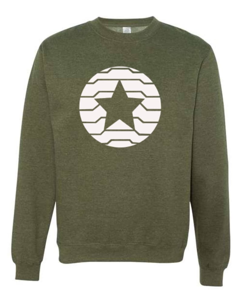 Puede incluir: Sudadera verde oliva con cuello redondo y dise&ntilde;o de estrella blanca dentro de un patr&oacute;n circular. La estrella est&aacute; centrada dentro del c&iacute;rculo. La sudadera tiene mangas largas y cuello, pu&ntilde;os y dobladillo acanalados. El dise&ntilde;o est&aacute; impreso en la parte delantera.