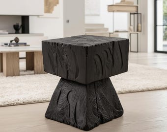 Rustikaler skulpturaler Beistelltisch / Hocker, Gebranntes Schwarzeichenholz, Geschnitzt, Einzigartig, Logniture