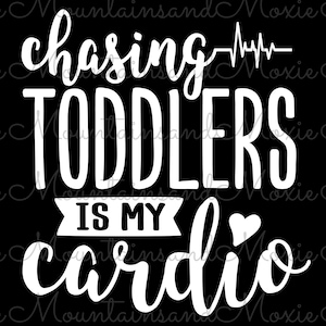 Puede incluir: Texto blanco sobre fondo negro que dice "Perseguir a los niños pequeños es mi cardio" con un símbolo de corazón. El texto está en una fuente manuscrita.