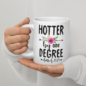 Heißer um ein Grad Klasse von 2024 Niedliche Abschluss Kaffeetasse | Bachelor-Abschluss | Master-Abschluss | College-Abschluss | Geschenk zum Abschluss