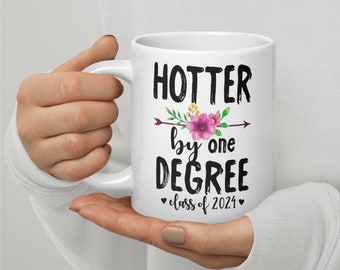 Più caldo di una classe di laurea del 2024 Tazza da caffè carina per laurea / Laurea triennale / Laurea magistrale / Laurea universitaria / Regalo di laurea