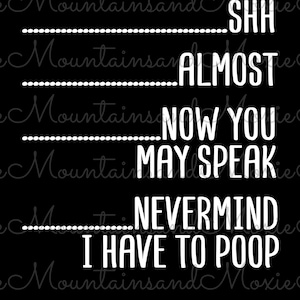 Può includere: Testo grafico in bianco e nero su sfondo nero. Il testo recita: "--- SHH --- ALMOST --- NOW YOU --- MAY SPEAK --- NEVERMIND I HAVE TO POOP"