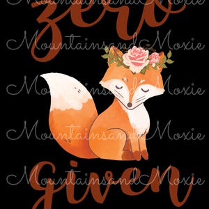 Puede incluir: Un lindo zorro naranja con una corona floral se sienta sobre un fondo negro. El texto "zero given" está escrito en naranja sobre el zorro.