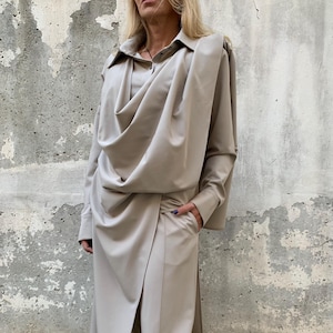 Top a tunica asimmetrico: blusa drappeggiata d'avanguardia, stratificazione neutra