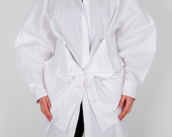 Elegante blusa blanca de algodón con mangas extravagantes
