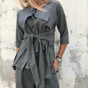デザイナーブラウス、レディース服、冬用フォーマルシャツ、アシンメトリーブラウス、ファッションブラウス、ベルト付きトップス、ConceptBG