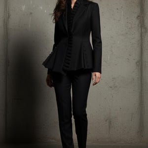 ブラックのイタリアンウール＆コットン製フリルペプラムブレザー（アシンメトリーフロント）