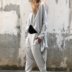 Chándal asimétrico: pantalones harén y blusa de manga larga