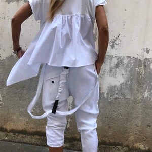 Conjunto de verano de algodón blanco: blusa asimétrica, pantalones bombachos. imagen 9