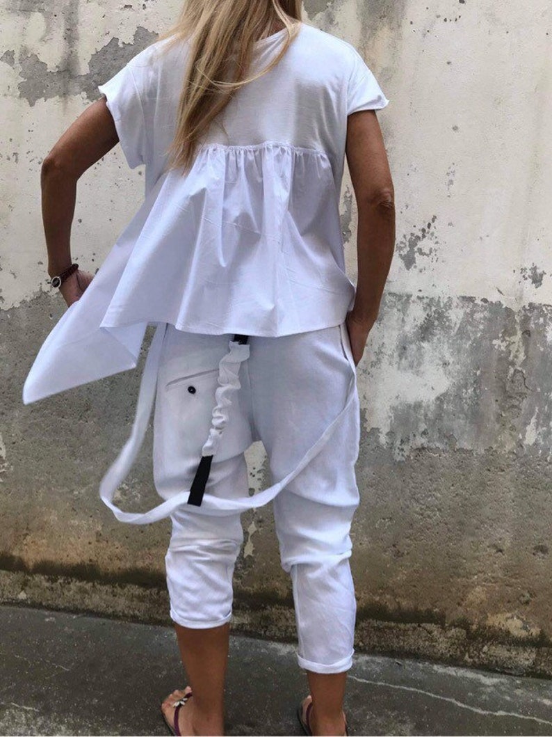 Conjunto de verano de algodón blanco: blusa asimétrica, pantalones bombachos. imagen 9